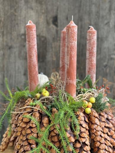 Advents Kranz mit Zapfen